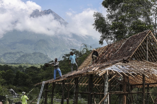 Kehidupan Warga Kaki Gunung Merapi di Tengah Status Siaga