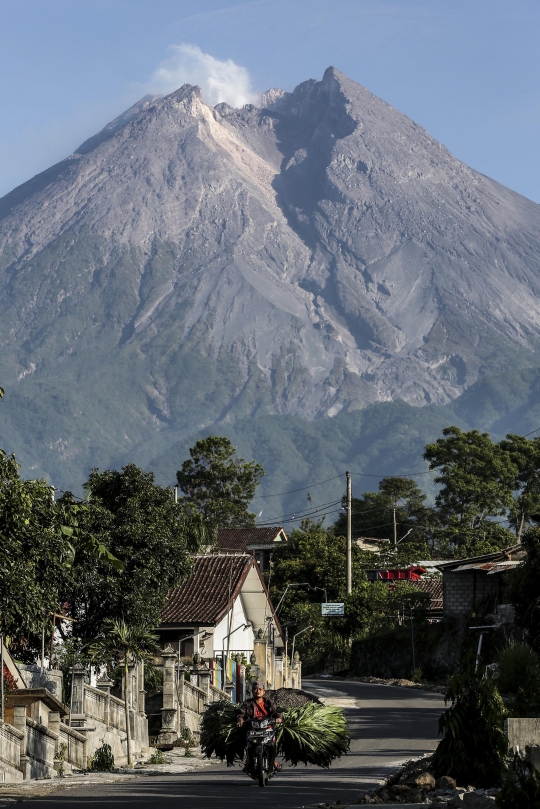 Kehidupan Warga Kaki Gunung Merapi di Tengah Status Siaga