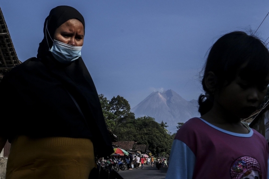 Kehidupan Warga Kaki Gunung Merapi di Tengah Status Siaga