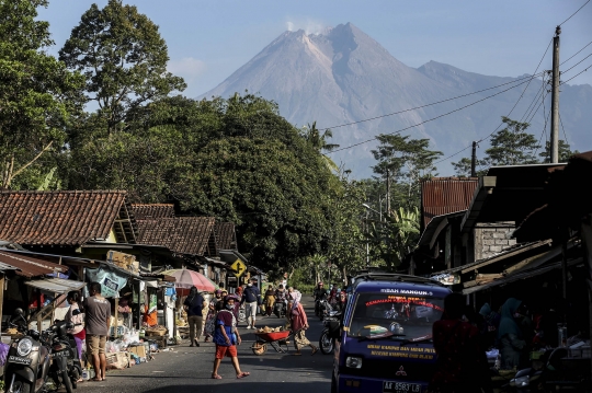 Kehidupan Warga Kaki Gunung Merapi di Tengah Status Siaga
