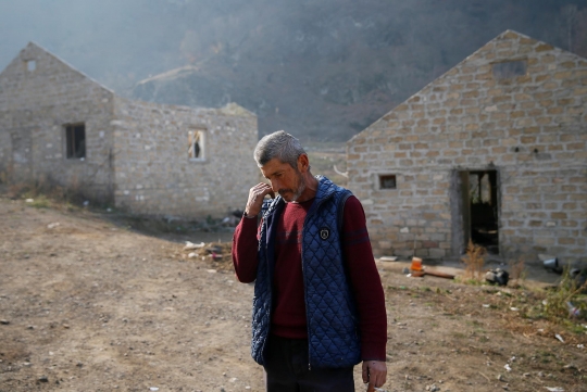 Kalah Perang, Etnis Armenia Bakar Rumah Sendiri di Nagorno-Karabakh