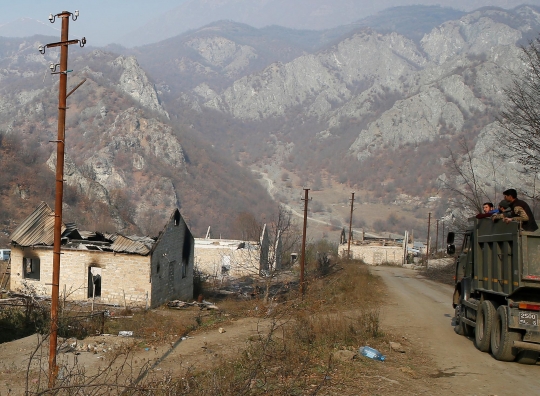 Kalah Perang, Etnis Armenia Bakar Rumah Sendiri di Nagorno-Karabakh