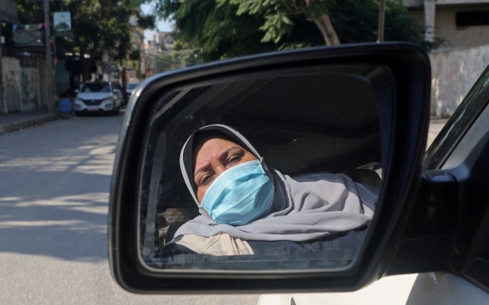 Kisah Ibu Lima Anak Jadi Sopir Taksi Wanita Pertama di Kota Gaza