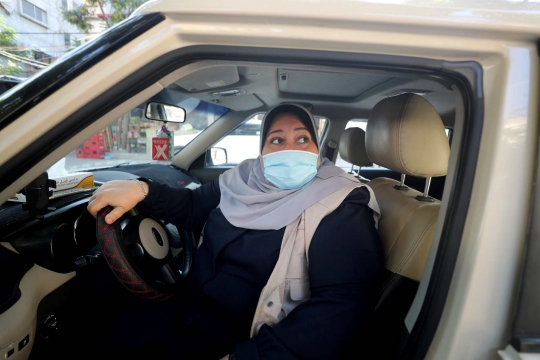Kisah Ibu Lima Anak Jadi Sopir Taksi Wanita Pertama di Kota Gaza