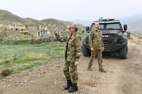 Gaya Istri Cantik Presiden Azerbaijan Kunjungi Medan Perang di Nagorno-Karabakh