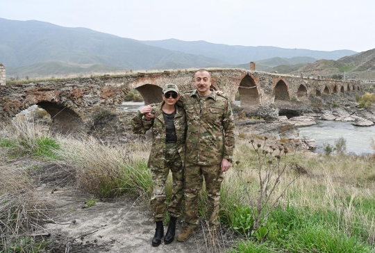 Gaya Istri Cantik Presiden Azerbaijan Kunjungi Medan Perang di Nagorno-Karabakh