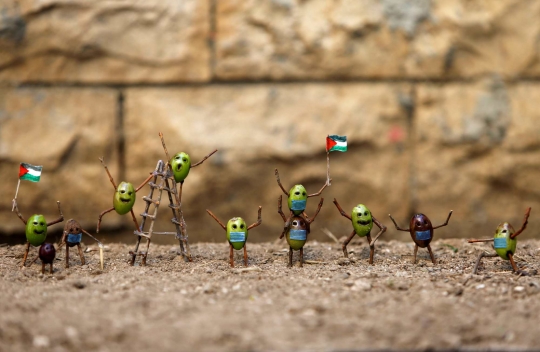 Kreasi Unik Pemuda Palestina Bikin Patung dari Buah Zaitun