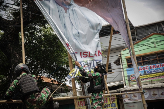 TNI Copot Paksa Baliho Habib Rizieq di Kawasan Petamburan