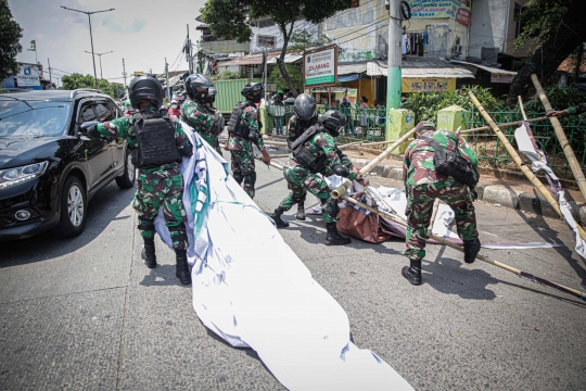 TNI Copot Paksa Baliho Habib Rizieq di Kawasan Petamburan