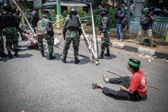 TNI Copot Paksa Baliho Habib Rizieq di Kawasan Petamburan
