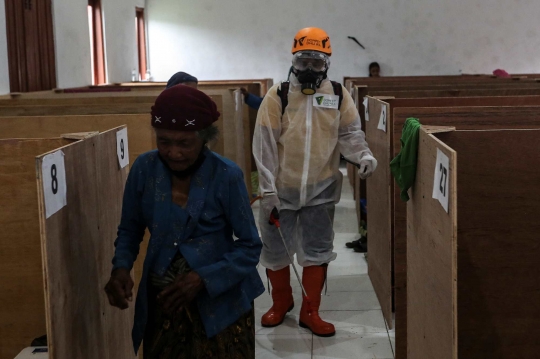 Penyemprotan Desinfektan di Bilik Merapi