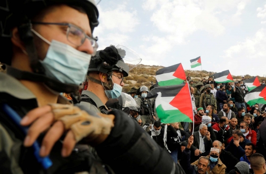 Warga Palestina Perang Mulut dengan Tentara Israel