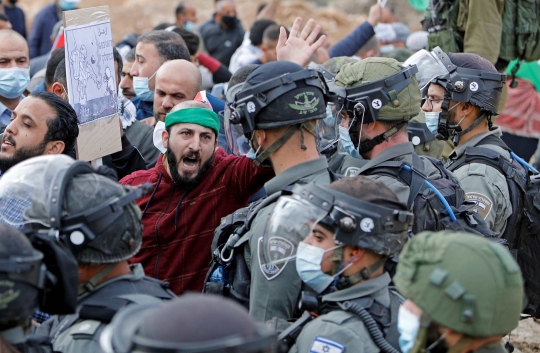 Warga Palestina Perang Mulut dengan Tentara Israel