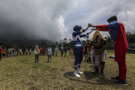 Superhero Hibur Anak-Anak Pengungsi Merapi