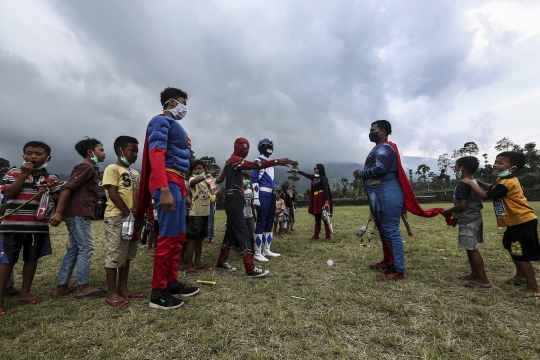 Superhero Hibur Anak-Anak Pengungsi Merapi
