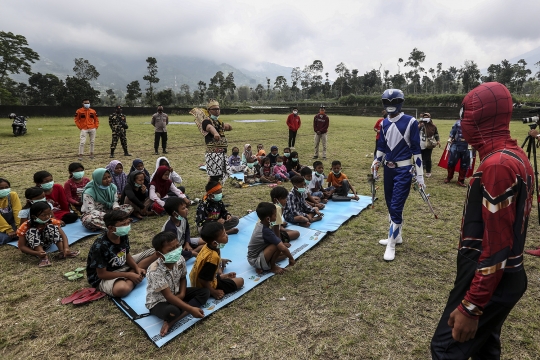 Superhero Hibur Anak-Anak Pengungsi Merapi