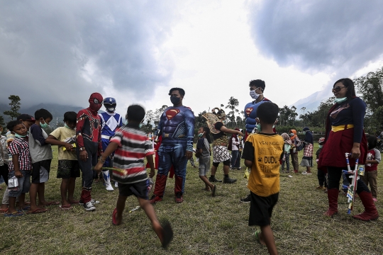 Superhero Hibur Anak-Anak Pengungsi Merapi