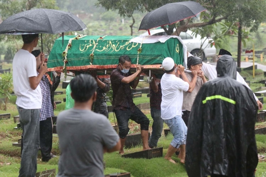 Suasana Hujan Iringi Pemakaman Mantan Penggawa Timnas Indonesia Ricky Yacobi