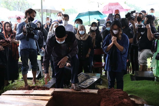 Suasana Hujan Iringi Pemakaman Mantan Penggawa Timnas Indonesia Ricky Yacobi