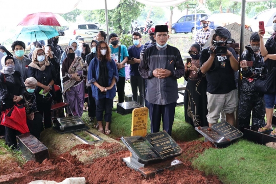 Suasana Hujan Iringi Pemakaman Mantan Penggawa Timnas Indonesia Ricky Yacobi