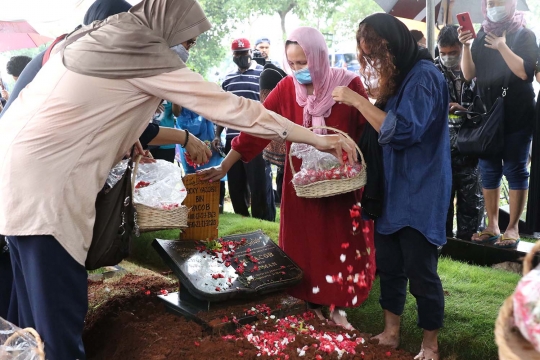 Suasana Hujan Iringi Pemakaman Mantan Penggawa Timnas Indonesia Ricky Yacobi