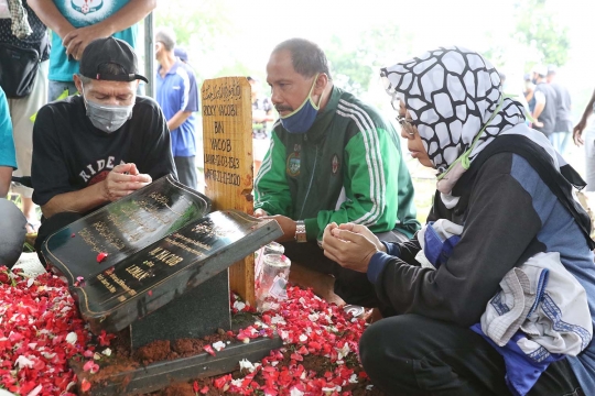 Suasana Hujan Iringi Pemakaman Mantan Penggawa Timnas Indonesia Ricky Yacobi