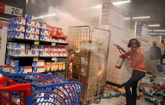 Satpam Pukuli Pria Kulit Hitam Sampai Tewas, Massa Rusak Supermarket di Brasil