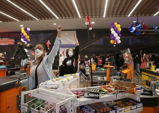 Satpam Pukuli Pria Kulit Hitam Sampai Tewas, Massa Rusak Supermarket di Brasil