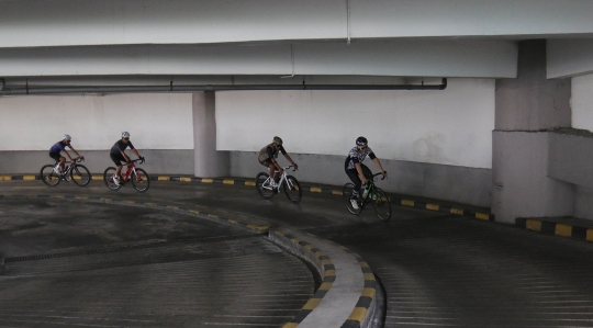 Sensasi Bersepeda di Tanjakan Spiral Parkiran Mal
