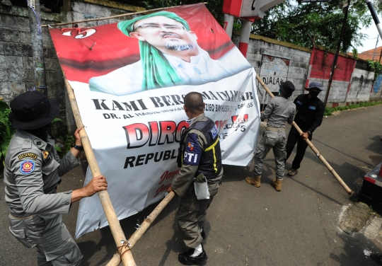 Baliho-Baliho Habib Rizieq di Kota Bogor Diturunkan