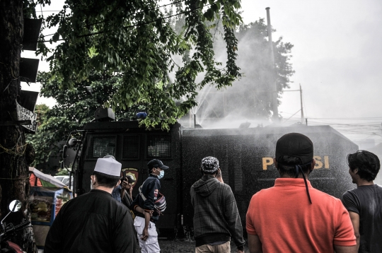 Kendaraan Brimob Semprotkan Disinfektan di Petamburan