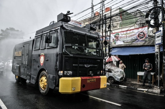 Kendaraan Brimob Semprotkan Disinfektan di Petamburan