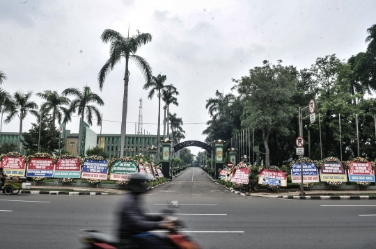 Ratusan Karangan Bunga Dukung TNI Hiasi Markas Kodam Jaya