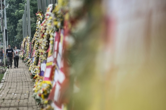 Ratusan Karangan Bunga Dukung TNI Hiasi Markas Kodam Jaya
