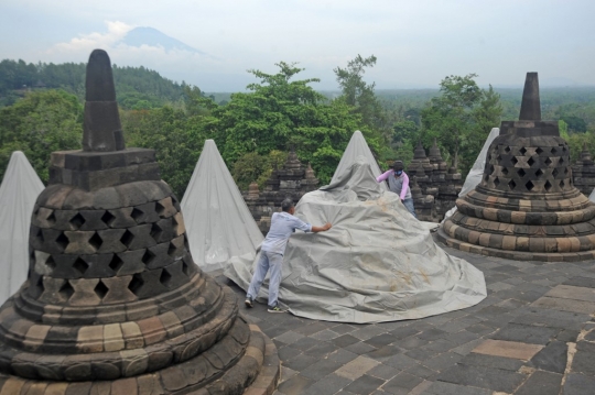 Candi Borobudur Ditutup Terpal