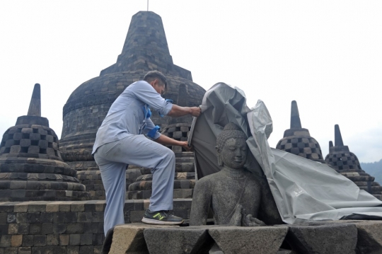 Candi Borobudur Ditutup Terpal