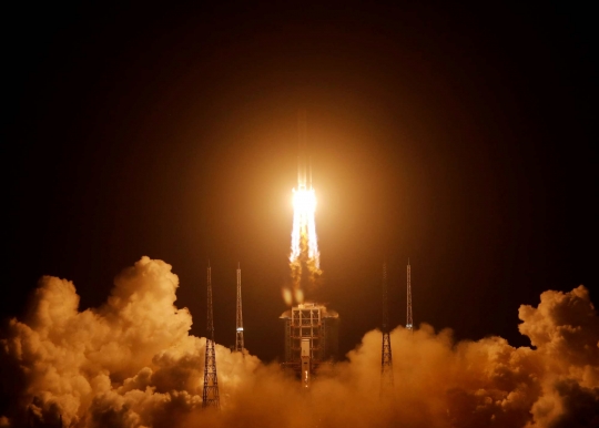 Roket Long March-5 Y5 China Sukses Meluncur ke Bulan