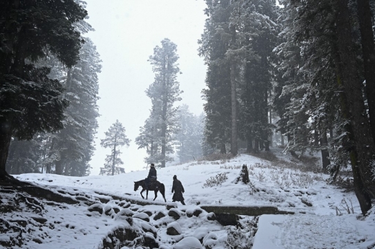 Kashmir Membeku Seusai Diguyur Hujan Salju Pertama