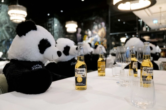 Lockdown, Boneka Panda Kuasai Restoran Jerman