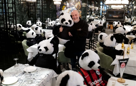 Lockdown, Boneka Panda Kuasai Restoran Jerman