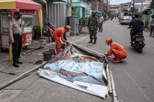 Pencopotan Baliho Habib Rizieq di Kawasan Senen