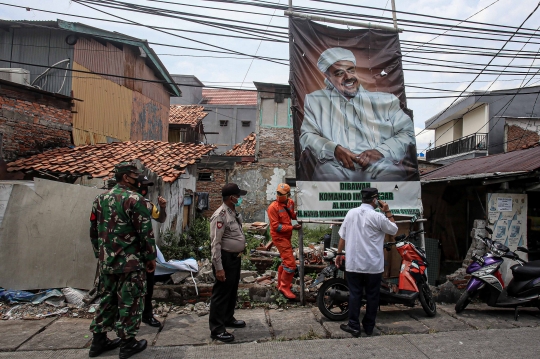 Pencopotan Baliho Habib Rizieq di Kawasan Senen