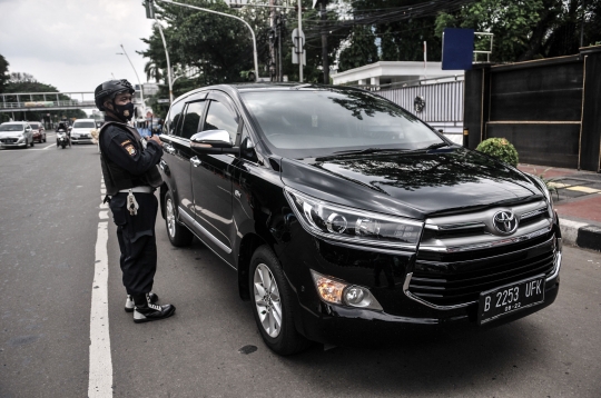 Penyidik KPK Bawa Surat Segel Saat Tiba di Gedung KKP