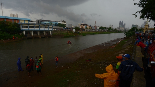 Pencarian Anak Tenggelam di Kanal Banjir Barat