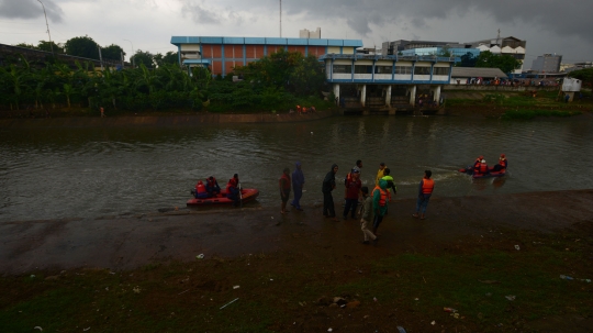 Pencarian Anak Tenggelam di Kanal Banjir Barat