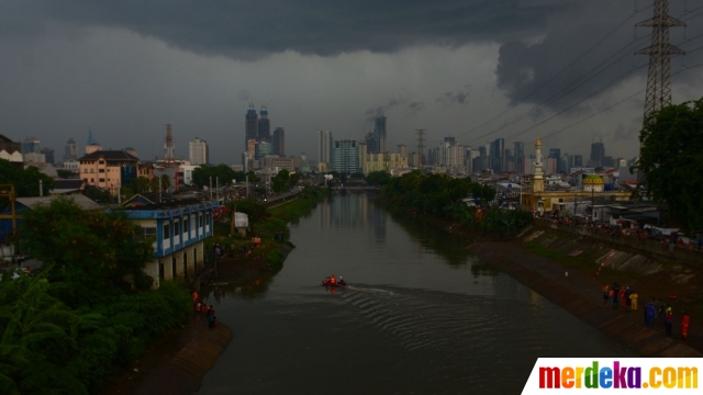 Tim SAR melakukan pencarian anak tenggelam di Kanal Banjir Barat (KBB), Tomang, Jakarta, Rabu (24/11/2020). Petugas gabungan dari Pemadam Kebakaran hingga Tagana menyisir Kanal Banjir Barat untuk mencari anak yang dikabarkan tenggelam pada siang menjelang sore tadi.