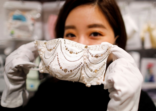 Ini Wujud Masker Berlapis Berlian di Jepang