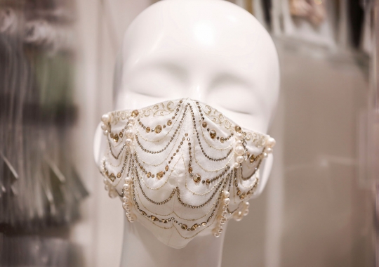 Ini Wujud Masker Berlapis Berlian di Jepang
