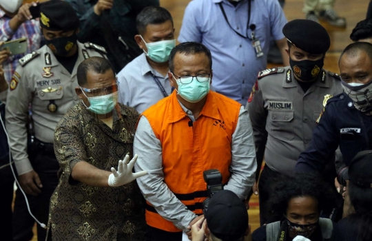 Ekspresi Menteri Kelautan dan Perikanan Edhy Prabowo Saat Ditahan KPK