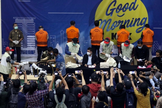 KPK Tunjukkan Barang Bukti Penahanan Menteri Kelautan dan Perikanan, Edhy Prabowo
